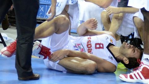 Spain's Jose Calderon lies on the ground as he clutches his leg after being injured during the EuroBasket 2011 quarter-final match between Spain and Slovenia in Kaunas on September 14, 2011.  AFP PHOTO/JOE KLAMAR (Photo credit should read JOE KLAMAR/AFP/Getty Images)