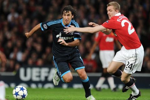 Manchester United's Scottish midfielder Darren Fletcher (R) vies with Schalke's Spanish striker Raul during the UEFA Champions League semi-final second leg football match between Manchester United and FC Schalke at Old Trafford in Manchester, north-west England on May 4, 2011. Manchester won by 4-1 and qualified for the final.   AFP PHOTO / PATRIK STOLLARZ (Photo credit should read PATRIK STOLLARZ/AFP/Getty Images)