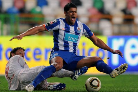 Porto´s Brazilian forward "Hulk" Souza (R) vies with Leiria's Chilean midfielder Manuel Iturra (L) during their Portuguese League football match at Jose Magalhaes Stadium in Leiria, central Portugal,  on March 14, 2011. AFP PHOTO/ FRANCISCO LEONG (Photo credit should read FRANCISCO LEONG/AFP/Getty Images)