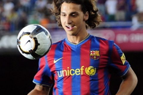 Barcelona's new signing Zlatan Ibrahimovic of Sweden controls the ball during his official presentation at the Camp Nou Stadium in Barcelona, Spain, Monday, July 27, 2009. (AP Photo/Manu Fernandez) 