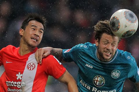 Fussball Bundesliga 12. Spieltag: 1. FSV Mainz 05 - Eintracht Frankfurt am 10.11.2013 in der Coface Arena in Mainz (Rheinland-Pfalz). Der Mainzer Shinji Okazaki (l) und der Frankfurter Marco Russ (r) versuchen an den Ball zu kommen. Foto: Fredrik von Erichsen/dpa (Wichtiger Hinweis: Aufgrund der Akkreditierungsbestimmungen der DFL ist die Publikation und Weiterverwertung im Internet und in Online-Medien während des Spiels auf insgesamt fünfzehn Bilder pro Spiel begrenzt.)