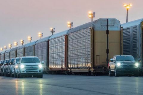 Το ηλεκτρικό... αγροτικό της Ford σέρνει τρένο