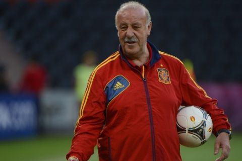 Spanish headcoach Vicente Del Bosque gestures during a training session at the Donbass Arena stadium in Donetsk on June 22, 2012 on the eve of their quarter-final match against France during the Euro 2012 football championships.
 AFP PHOTO/ PIERRE -PHILIPPE MARCOU
