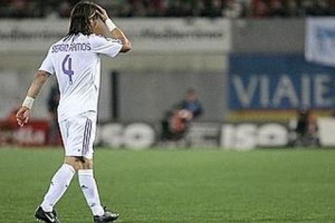 Real Madrid's Sergio Ramos leaves the pitch after a red card during their match against Real Mallorca during their first division soccer match at Ono stadium in Palma de Mallorca April 5, 2008. REUTERS/Dani Cardona (SPAIN)