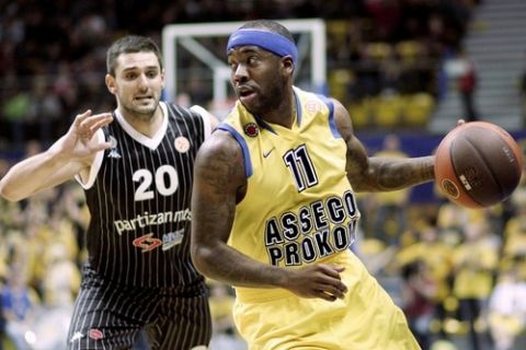 Partizan Belgrade's Petar Bazic (L) tries to block Asseco Prokom's Bobby Brown (R) during their Euroleague Basketball match in Gdynia on November 10, 2010. AFP PHOTO / Krzysztof MYSTKOWSKI (Photo credit should read Krzysztof Mystkowski/AFP/Getty Images)