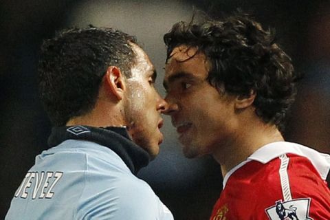 Manchester City's Carlos Tevez (L) squares up with Manchester United's Rafael da Silva (R) during their English Premier League soccer match at the City of Manchester Stadium in Manchester, northern England, November 10, 2010. REUTERS/Phil Noble (BRITAIN - Tags: SPORT SOCCER) NO ONLINE/INTERNET USAGE WITHOUT A LICENCE FROM THE FOOTBALL DATA CO LTD. FOR LICENCE ENQUIRIES PLEASE TELEPHONE ++44 (0) 207 864 9000