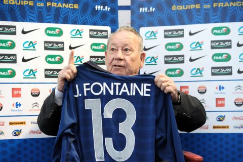 France national football team's former Just Fontaine shows a jersey during a press conference on March 23, 2011 in Clairefontaine, southern Paris, five days ahead of the Euro 2012 qualifiers against Luxembourg. AFP PHOTO / FRANCK FIFE (Photo credit should read FRANCK FIFE/AFP/Getty Images)