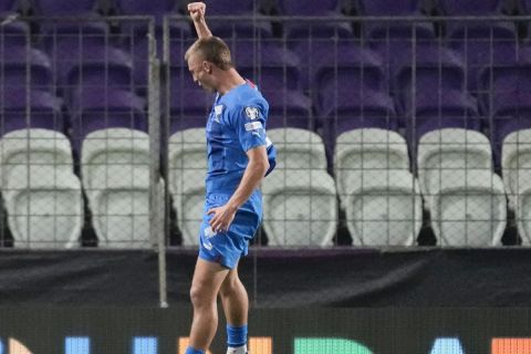 Iceland's Albert Gudmundsson, left, celebrates with his teammates after scoring his side's first goal during the Euro 2024 qualifying play-off soccer match between Israel and Iceland, at Szusza Ferenc Stadium in Budapest, Hungary, Thursday, March 21, 2024. (AP Photo/Darko Vojinovic)