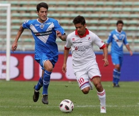 Bari's Barreto, of Brazil, right, vies for the ball with Brescia's Panagiotis Kone, of Greece, during a Serie A soccer match between Bari and Brescia, at the San Nicola stadium in Bari, Italy, Saturday, Sept. 26, 2010. (AP Photo/Donato Fasano)