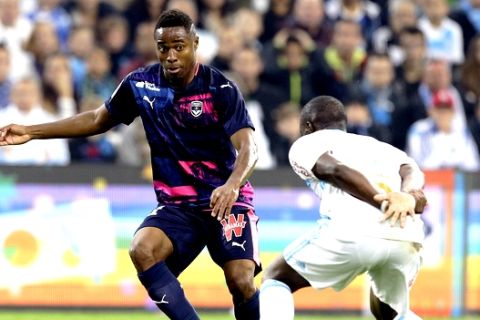 Bordeaux's forward Francois Kamano, left, with Marseille's midfielder Lassana Diarra during the League One soccer match between Marseille and Bordeaux, at the Velodrome stadium, in Marseille, southern France, Sunday, Oct. 30, 2016. (AP Photo/Claude Paris)