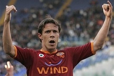 AS Roma Brazilian forward Rodrigo Taddei celebrates after scoring during the Italian Serie A soccer match between AS Roma and Genoa at Rome's Olympic stadium, Saturday, April 5, 2008. (AP Photo/Pier Paolo  Cito)