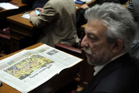 Συνεδρίαση της Κοινοβουλευτικής Ομάδας του ΣΥΡΙΖΑ την Τετάρτη 18 Μαΐου 2016. Τους βουλευτές ενημέρωσαν οι υπουργοί Οικονομικών Ευκλείδης Τσακαλώτος και ο αναπληρωτής υπουργός Γ. Χουλιαράκης για το περιεχόμενο του νομοσχεδίου και για το κλείσιμο της αξιολόγησης.
(EUROKINISSI/ΤΑΤΙΑΝΑ ΜΠΟΛΑΡΗ)