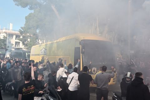 Το πούλμαν της ΑΕΚ κατά την αναχώρηση της αποστολής για το Καραϊσκάκης