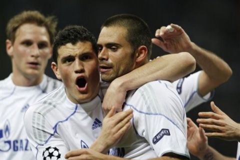 Schalke 04 Brazilian forward Edu, second from left, celebrates with his teammates after scoring during a Champions League, first-leg, quarterfinal soccer match, between Inter Milan and Schalke 04 at the San Siro stadium in Milan, Italy, Tuesday, April 5, 2011. (AP Photo/Antonio Calanni)