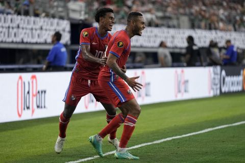 Panama forward Ismael Díaz, right, celebrates with midfielder Edgar Bárcenas, left, after scoring a goal during the second half of a CONCACAF Gold Cup soccer quarterfinal against Qatar, Saturday, July 8, 2023, in Arlington, Texas. (AP Photo/Sam Hodde)