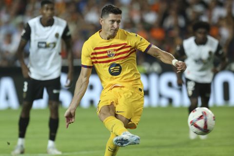 Barcelona's Robert Lewandowski scores his side's second goal by a penalty shot during the Spanish La Liga soccer match between Valencia and FC Barcelona at the Mestalla stadium in Valencia, Spain, Saturday, Aug. 17, 2024. (AP Photo/Alberto Saiz)