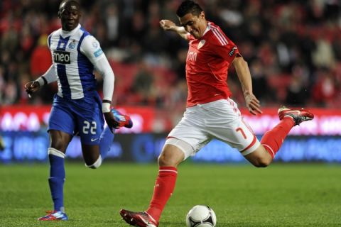 Benfica's Paraguayan forward Oscar Cardozo (R) kicks the ball to score against Porto during their Portuguese Liga Cup football match at Luz Stadium in  Lisbon on March 20, 2012. AFP PHOTO/ FRANCISCO LEONG (Photo credit should read FRANCISCO LEONG/AFP/Getty Images)