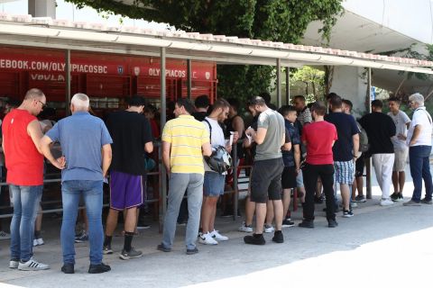 Από τις 10 το πρωί οι οπαδοί του Ολυμπιακού βρέθηκαν στα εκδοτήρια του ΣΕΦ για να αγοράσουν εισιτήριο διαρκείας