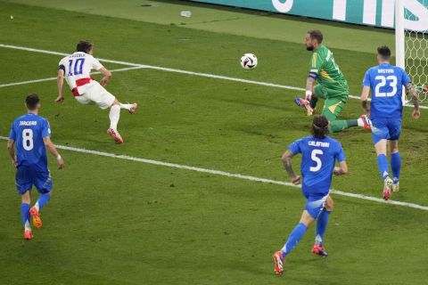 Croatia's Luka Modric scores his side's opening goal during the Group B match between Croatia and Italy at the Euro 2024 soccer tournament in Leipzig, Germany, Monday, June 24, 2024. (AP Photo/Sergei Grits)