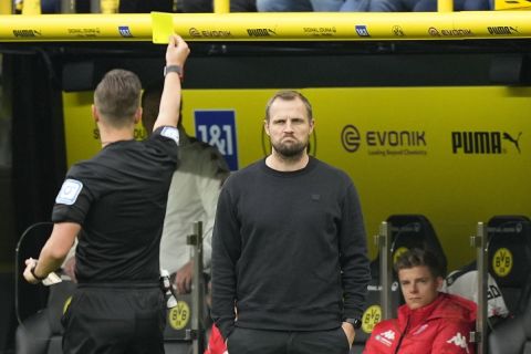 Ο τεχνικός της Μάιντς Μπο Σβένσον στο παιχνίδι με την Ντόρτμουντ για την Bundesliga