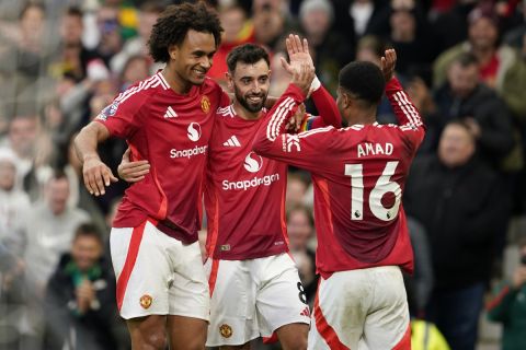 Manchester United's Joshua Zirkzee, left, celebrates with teammates after scoring during the English Premier League soccer match between Manchester United and Everton at the Old Trafford stadium in Manchester, England, Sunday, Dec. 1, 2024. (AP Photo/Dave Thompson)