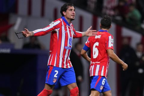 Atletico Madrid's Jose Gimenez, left, celebrates after scoring his team's second goal during to the Champions League opening phase soccer match between Atletico Madrid and RB Leipzig at the Metropolitano stadium, in Madrid, Thursday, Sept. 19, 2024. (AP Photo/Manu Fernandez)