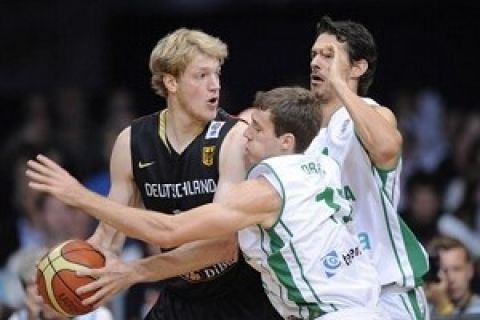 Germany's Jan-Hendrik Jagla, left, challenges for the ball with Slowenia's Goran Dragsic, center, and Jurica Golemac during a basketball friendly match between Germany and Slowenia in Karlsruhe, Germany, on Thursday, Sept. 3, 2009. (AP Photo/Daniel Maurer) 