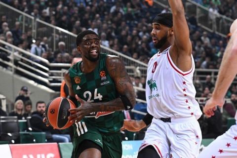 Basketball Euroleague Saison 2022-2023 Olympiahalle OAKA Athen, 08.12.2022 Panathinaikos Athen - EA7 Emporio Armani Milan 90:77 Dwayne Bacon L, Athen gegen Brandon Davies R, Mailand Panathinaikos Athen - Armani Mailand *** Basketball Euroleague season 2022 2023 Olympic Hall OAKA Athens, 08 12 2022 Panathinaikos Athens EA7 Emporio Armani Milan 90 77 Dwayne Bacon L, Athens vs Brandon Davies R, Milan Panathinaikos Athens Armani Milan PUBLICATIONxNOTxINxGRE ANE5751813 