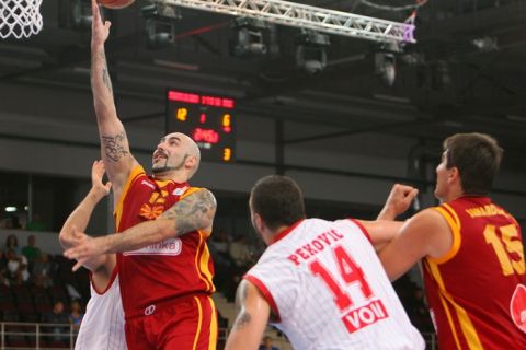 Macedonian Pero Antic (C) fights for the ball with Montenegro's Milko Bjelica (L) and Gjorgij chekovski (R) on August 31, 2011 during the Eurobasket 2011 first round group C match at Alytus Arena in Alytus. 
AFP PHOTO / PETRAS MALUKAS (Photo credit should read PETRAS MALUKAS/AFP/Getty Images)