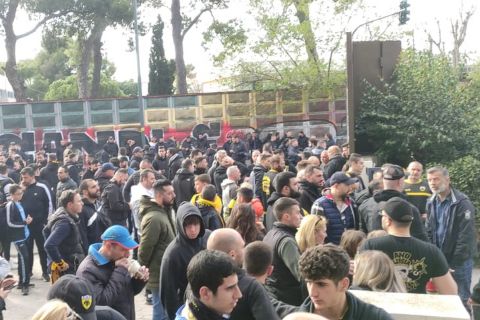 ΑΕΚ: Κοσμοσυρροή έξω από το ξενοδοχείο της αποστολής και σύνθημα "Εμπρός Δικέφαλε αετέ, ΑΕΚ"