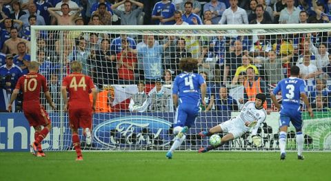 SPT_GCK_190512_Champions League Final 2012, FC Bayern Munchen v Chelsea FC, Munich, Petr Cech saves a penalty kick from Robben