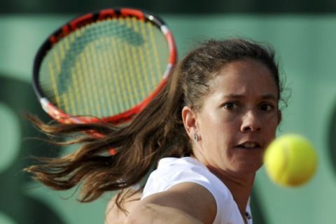 Patty Schnyder of Switzerland returns the ball to Sorana Cirstea of Romania during the French Open tennis tournament at the Roland Garros stadium in Paris May 24, 2011.      REUTERS/Gonzalo Fuentes (FRANCE  - Tags: SPORT TENNIS)  