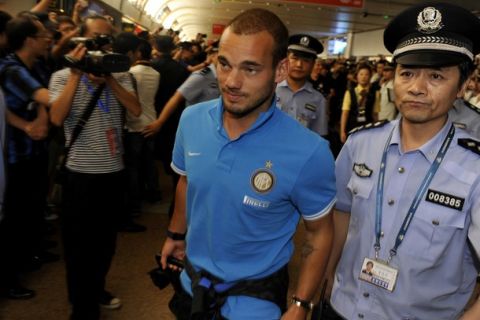 This photo taken on August 2, 2011 shows Dutch footballer Wesley Sneijder (C) of Inter Milan arriving at the Capital airport, prior to the Italian Super Cup 2011 in Beijing. AC Milan will then face bitter Rivals Inter Milan on August 6, 2011 during the Italian Super Cup that will be held in National Stadium in Beijing.  CHINA OUT AFP PHOTO (Photo credit should read STR/AFP/Getty Images)