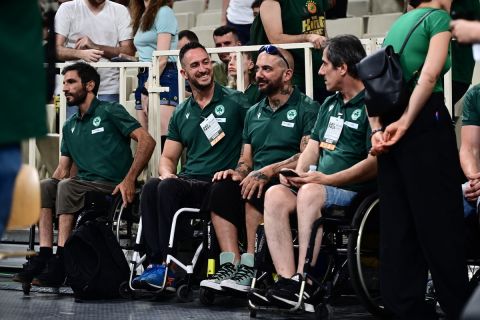 Παναθηναϊκός AKTOR - Ολυμπιακός: Αποθεώθηκε στο ΟΑΚΑ η ομάδα μπάσκετ με αμαξίδιο των πρασίνων για το νταμπλ