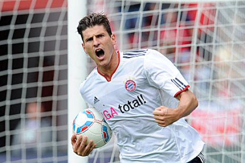 Jubel zum 0-1: Torschuetze Mario GOMEZ (FC Bayern) bejubelt seinen Treffer zum 0-1.
Fussball 1.Bundesliga: 1. FC Kaiserslautern - FC Bayern Muenchen, Kaiserslautern, 27.08.2011 --

Football, Soccer 1st Devision: 1. FC Kaiserslautern vs. FC Bayern Munich, Kaiserslautern, August 27. 2011 --