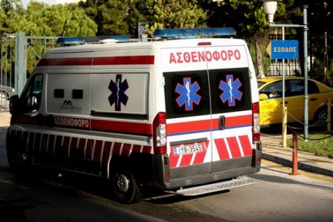 Ασθενοφόρο εξέρχεται από νοσοκομείο