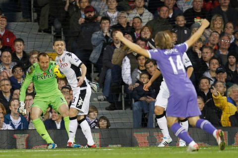 Fulham's Chris Baird (2nd L) reacts after Tottenham Hotspur's Gareth Bale scores his goal during an English Premier League football match between Fulham and Tottenham Hotspur at Craven Cottage in London,  on November 6, 2011. AFP PHOTO/IAN KINGTON

RESTRICTED TO EDITORIAL USE. No use with unauthorised audio, video, data, fixture lists, club/league logos or âliveâ services. Online in-match use limited to 45 images, no video emulation. No use in betting, games or single club/league/player publications. (Photo credit should read IAN KINGTON/AFP/Getty Images)