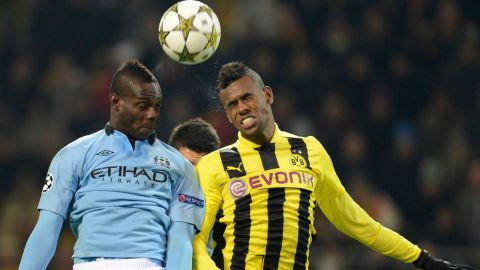 Manchester's Italian striker Mario Balotelli (L) and Dortmund's Brazil defender Felipe Santana (R) vie for the ball during the UEFA Champions League Group D football match Borrusia Dortmund vs Manchester City in Dortmund, western Germany on December 4, 2012.  AFP PHOTO / CHRISTOF STACHE        (Photo credit should read CHRISTOF STACHE/AFP/Getty Images)