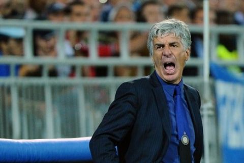 Inter Milan's coach Gian Piero Gasperini reacts during the serie A football match between Novara and Inter Milan, on September 20, 2011 in Viola Stadium in Novara. AFP PHOTO / OLIVIER MORIN (Photo credit should read OLIVIER MORIN/AFP/Getty Images)