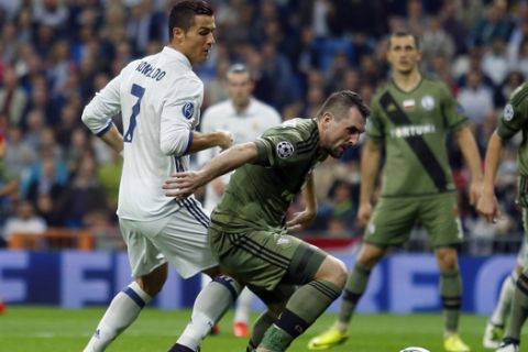 Legia's Michal Kucharczyk, right, clears the ball from Real Madrid's Cristiano Ronaldo during a Champions League, Group F soccer match between Real Madrid and Legia Warsaw, at the Santiago Bernabeu stadium in Madrid, Tuesday, Oct. 18, 2016. (AP Photo/Francisco Seco)