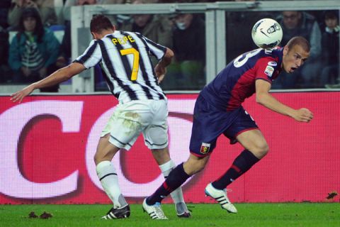 Juventus' midfielder Simone Pepe  (L) vies with Genoa's midfielder Luca Antonelli during their Italian serie A football match at Juventus stadium in Turin on October 22, 2011. AFP PHOTO / OLIVIER MORIN (Photo credit should read OLIVIER MORIN/AFP/Getty Images)