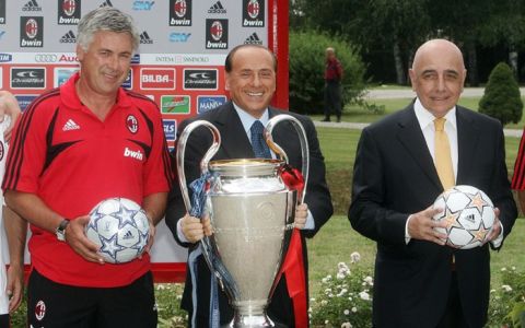 20070723-CARNAGO (VA)-SPR-SPORT: CALCIO RADUNO MILAN
Il Presidente del Milan, Silvio Berlusconi (c) posa con la Coppa dei Campioni, assieme all'allenatore Carlo Ancelotti e a l vicepresidente Adriano Galiani in occasione del raduno del Milan per la stagione sportiva 2007-2008.
MATTEO BAZZI / ANSA