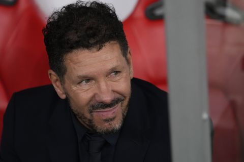 Atletico Madrid's head coach Diego Simeone looks on before the kick off of a Champions League opening phase soccer match between SL Benfica and Atletico Madrid in Lisbon, on Wednesday, Oct. 2, 2024.(AP Photo/Armando Franca)