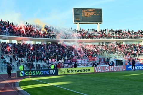 Οι οπαδοί του Ολυμπιακού στο Πανθεσσαλικό στο ματς με τον Βόλο