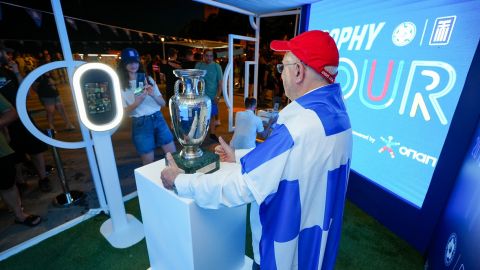 Ενθουσιασμός και συγκίνηση στο Trophy Tour Powered by OPAP  που "ταξίδεψε" σε όλη την Ελλάδα – Ποδοσφαιρικές γιορτές με το τρόπαιο και τους Legends 2004