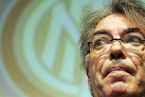 Il presidente dell'Inter, Massimo Moratti, durante una premiazione del 'Premio etico 2010' in una immagine del 25 novembre 2010 a Milano. 
ANSA/DANIEL DAL ZENNARO