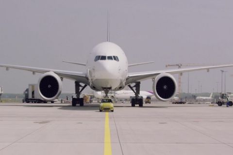 Το νέο MINI Electric τραβά ένα Boeing 777F βάρους 150 τόνων