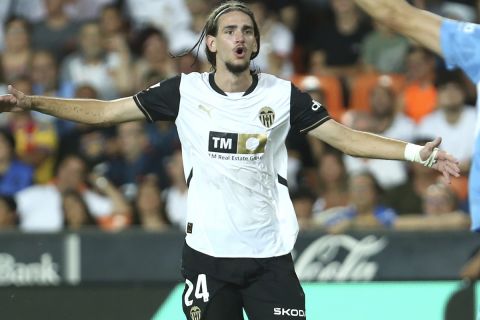 Valencia's Yarek Gasiorowski reacts during the Spanish La Liga soccer match between Valencia and FC Barcelona at the Mestalla stadium in Valencia, Spain, Saturday, Aug. 17, 2024. (AP Photo/Alberto Saiz)