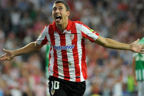 Partido de Liga entre el Athletic y el Betis en el nuevo San Mamés. En la imagen, De Marcos celebra su gol. Spanish League match between Athletic and Betis. In this picture, De Marcos.