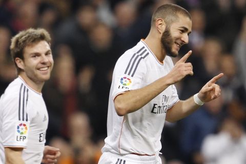 Partido de ida de los 1/8 de la Copa del Rey disputado entre el Real Real Madrid y el Osasuna. En la imagen, celebración de Benzema tras marcar el primer gol del Real Madrid. 

First leg of the 1/8 of the Spanish King Cup played between Real Real Madrid and Osasuna. In this picture, Benzema celebrates after scoring the first goal for Real Madrid.